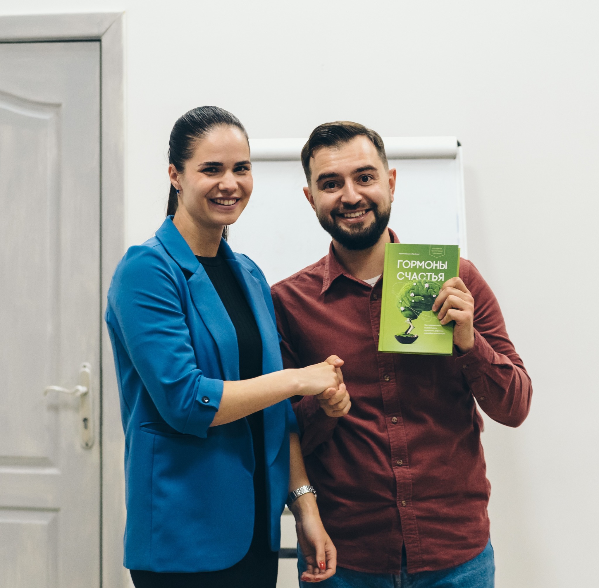 Галина Кузьменко получает книгу после обучения
