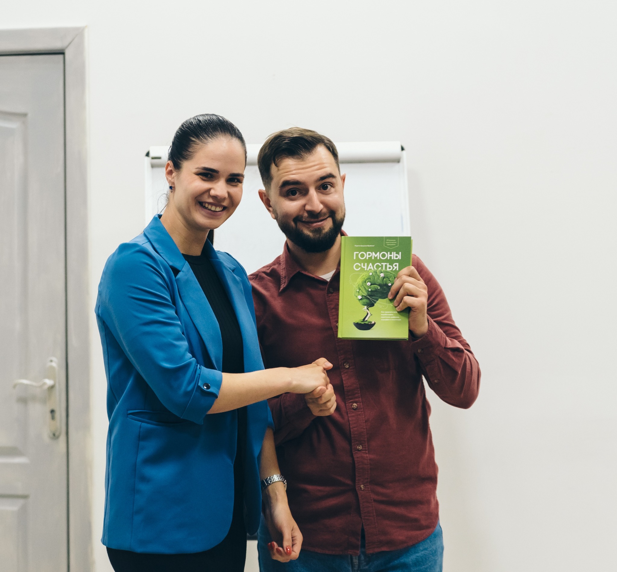 Галина Кузьменко и Константин Лисицын после вручения книги
