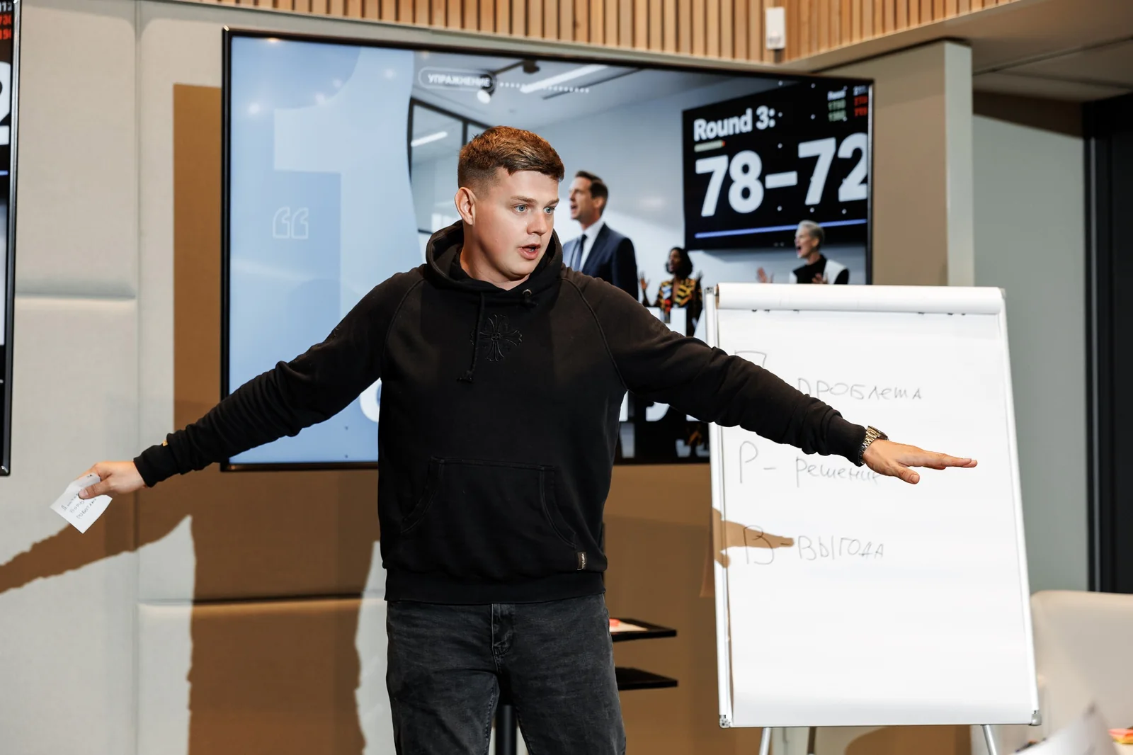 Участник практикует выступление на корпоративной лаборатории Equium